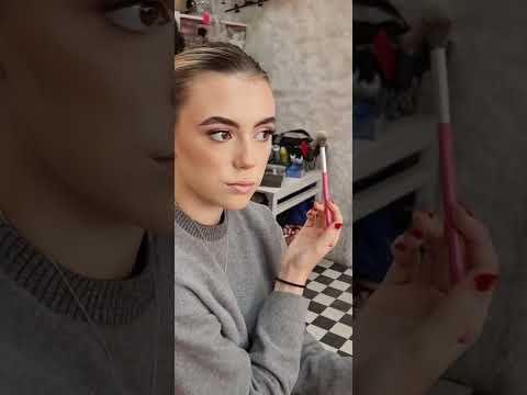 Teenager makeup lesson workshop 